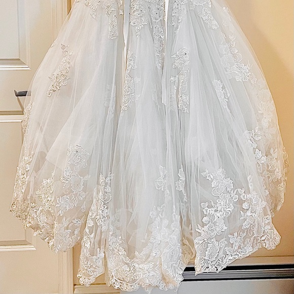 Wedding Dress with Original Bagging. - Picture 5 of 6